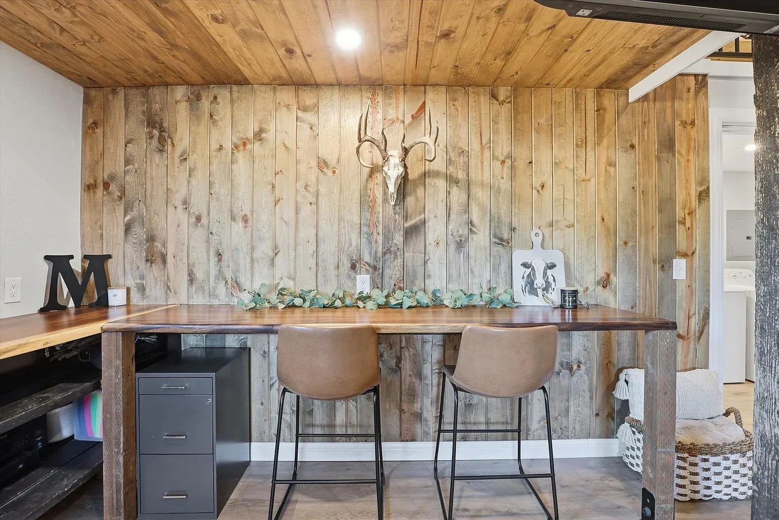 Okay, this office wood-on-wood hits cozy. The wall grain is doing things.