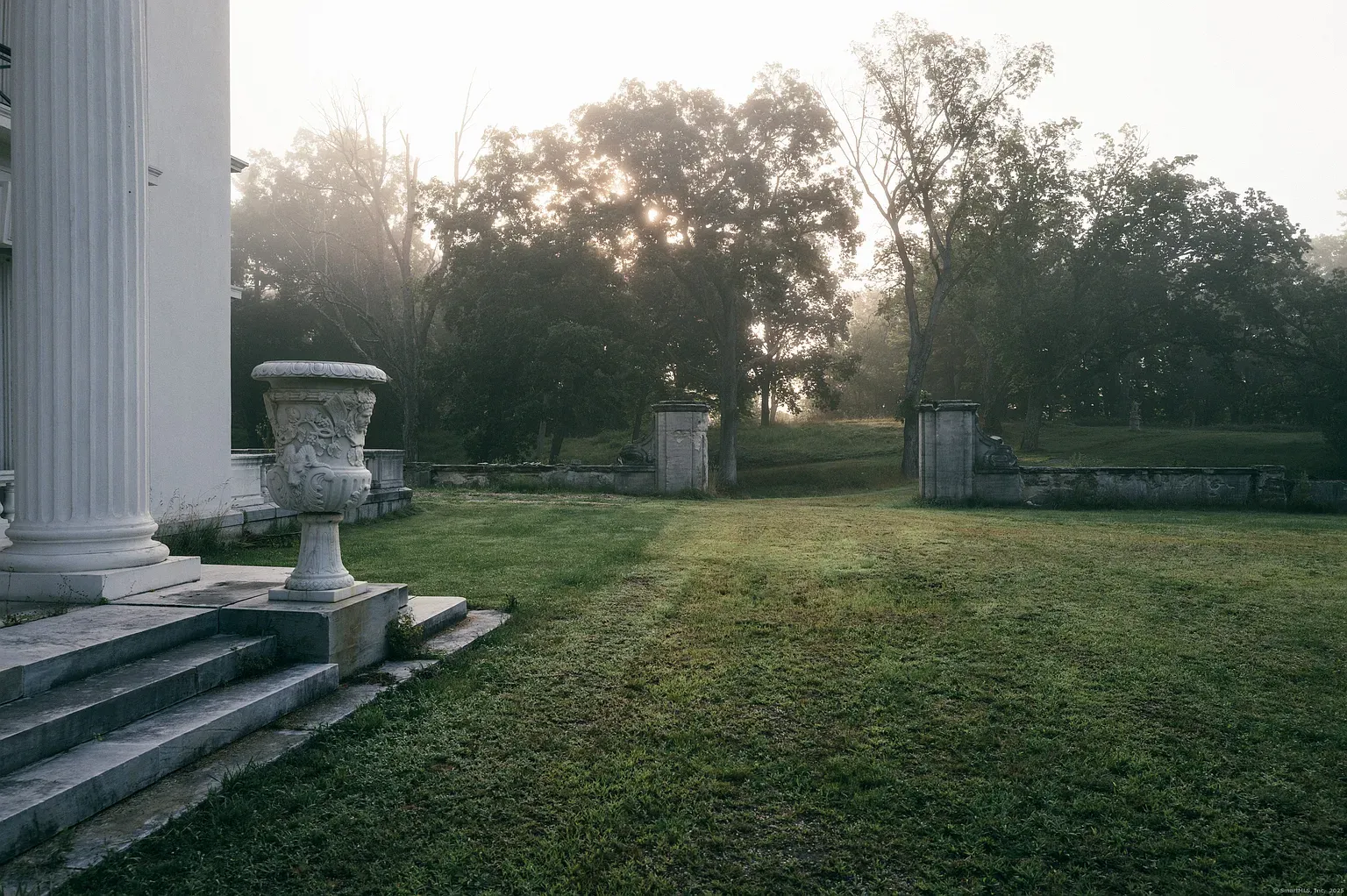 Here's another wide shot. columns ghosting out of the morning haze. Dreamy.