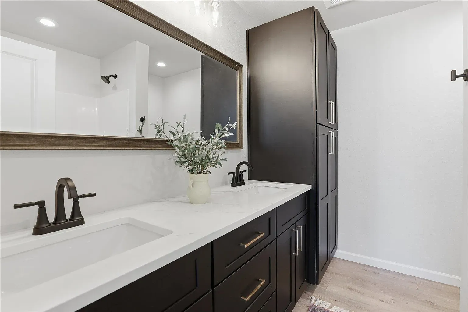 Dark vanity, clean counter. Love the storage. Anyone know why no hardware on top?