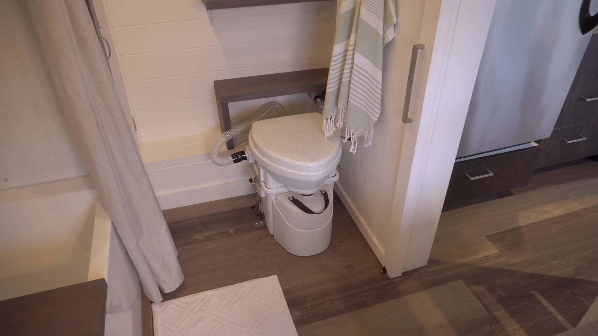 Screenshot at 00:04:03