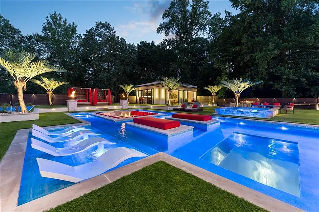 Layered pool situation — steps, ledges, nooks. Looks perfect for lazy afternoons.