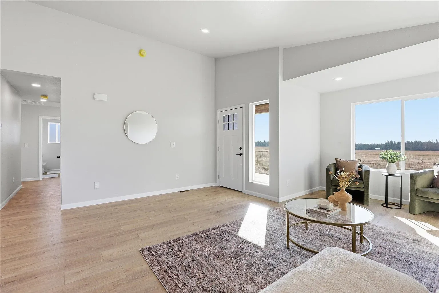 Then those huge windows—light for days. Feels a Northwest magazine spread.