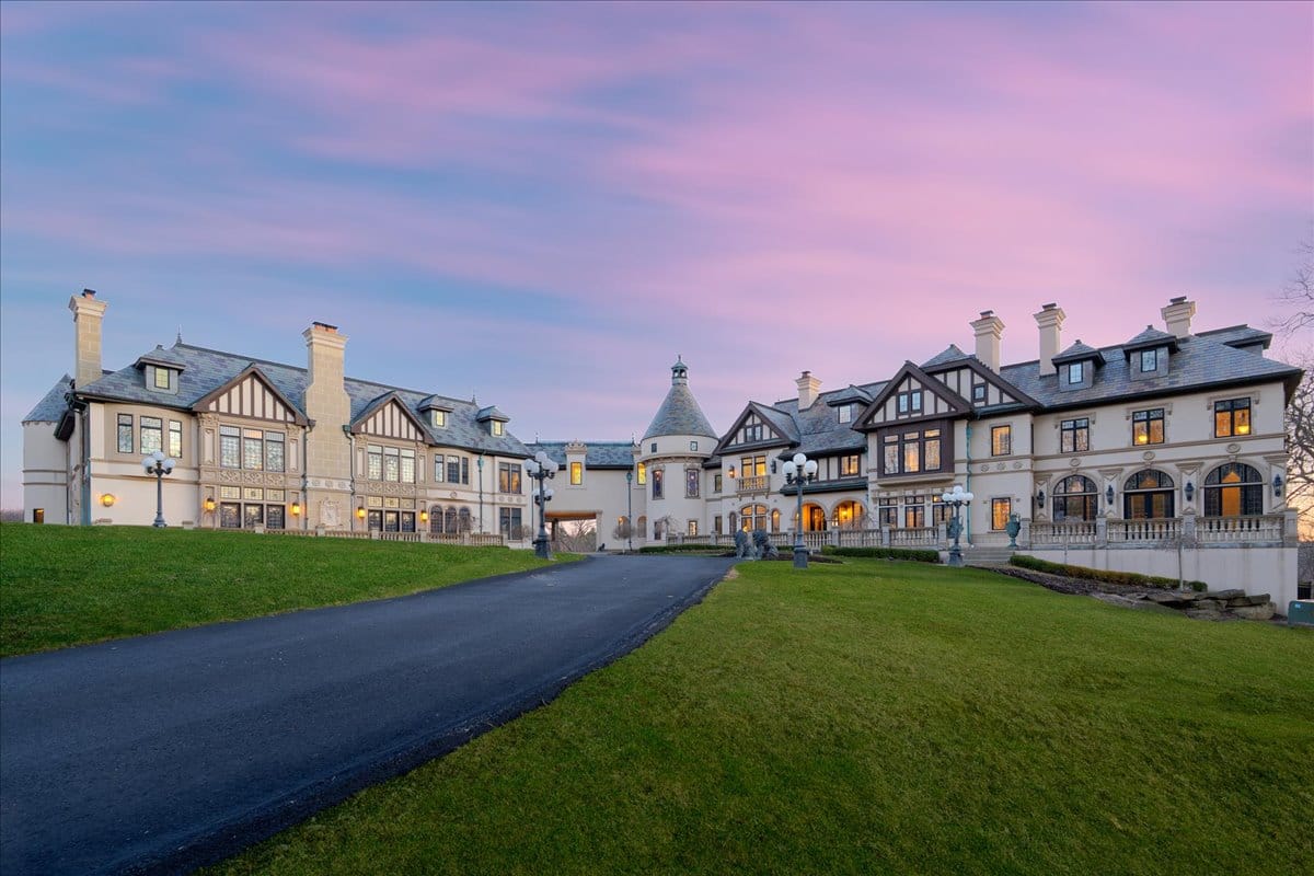 Here’s the front — Tudor vibes meet modern lines. Beige stone, dark trims popping.