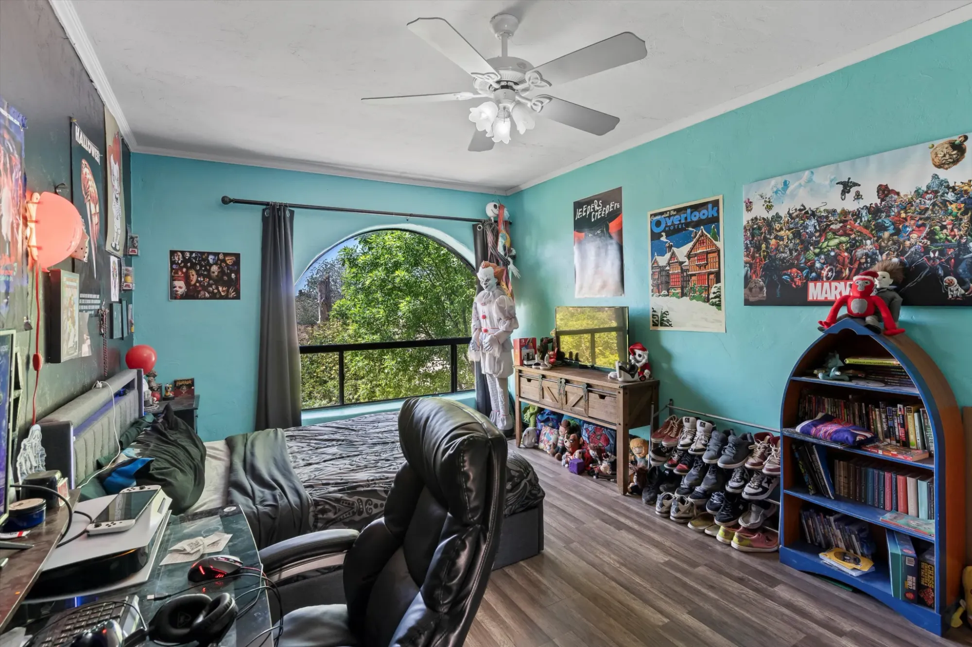 Teal walls and that curved window. Morning light probably feels nice here.