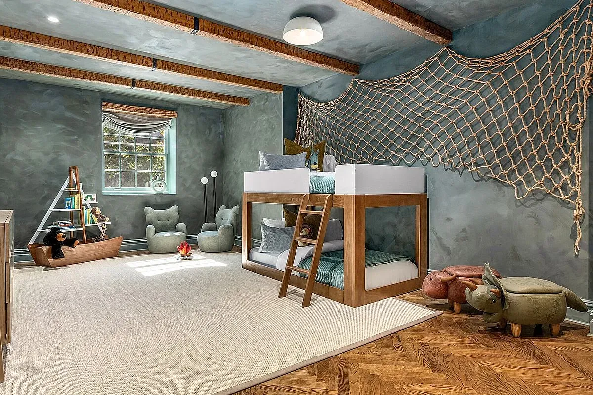 Kid’s room with teal plaster and exposed beams. Rustic treehouse mood.