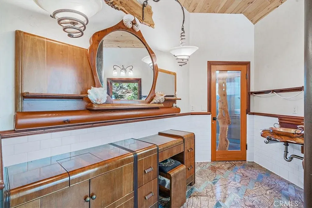 Another bathroom flexing woodwork. That vanity grain is gorgeous.