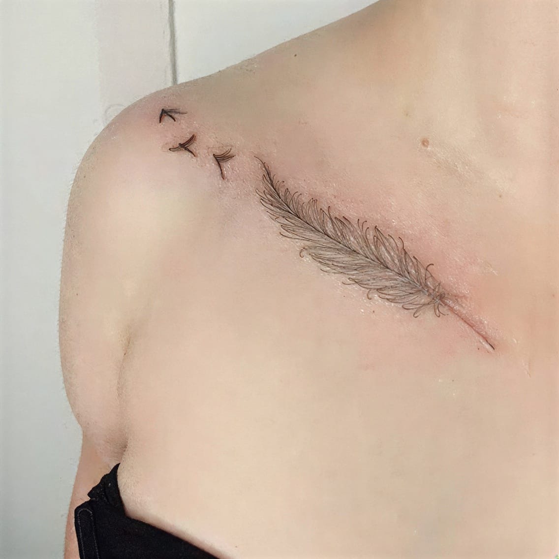 Shoulder cap tiny feather that moves with you