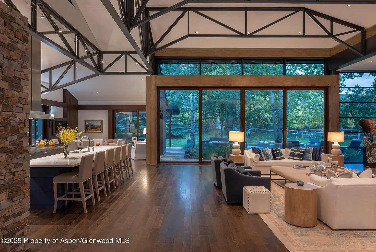 Huge windows, warm wood, and that view. I’d never close the shades.