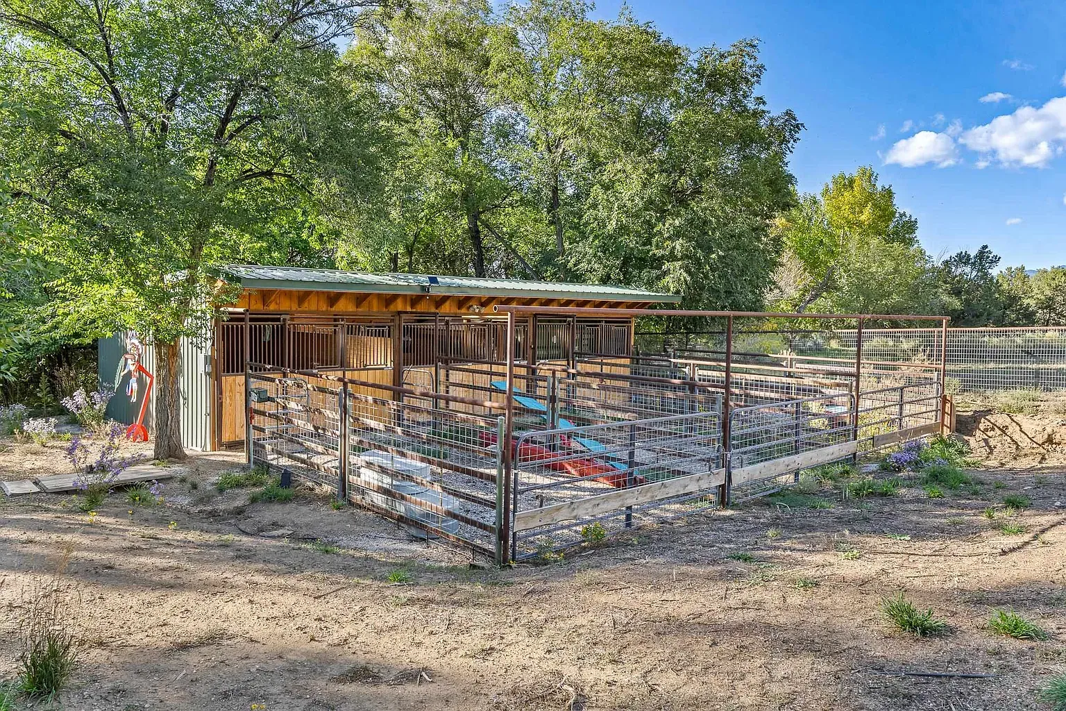 Yep, there's a proper barn. Clean lines, shiny roof.