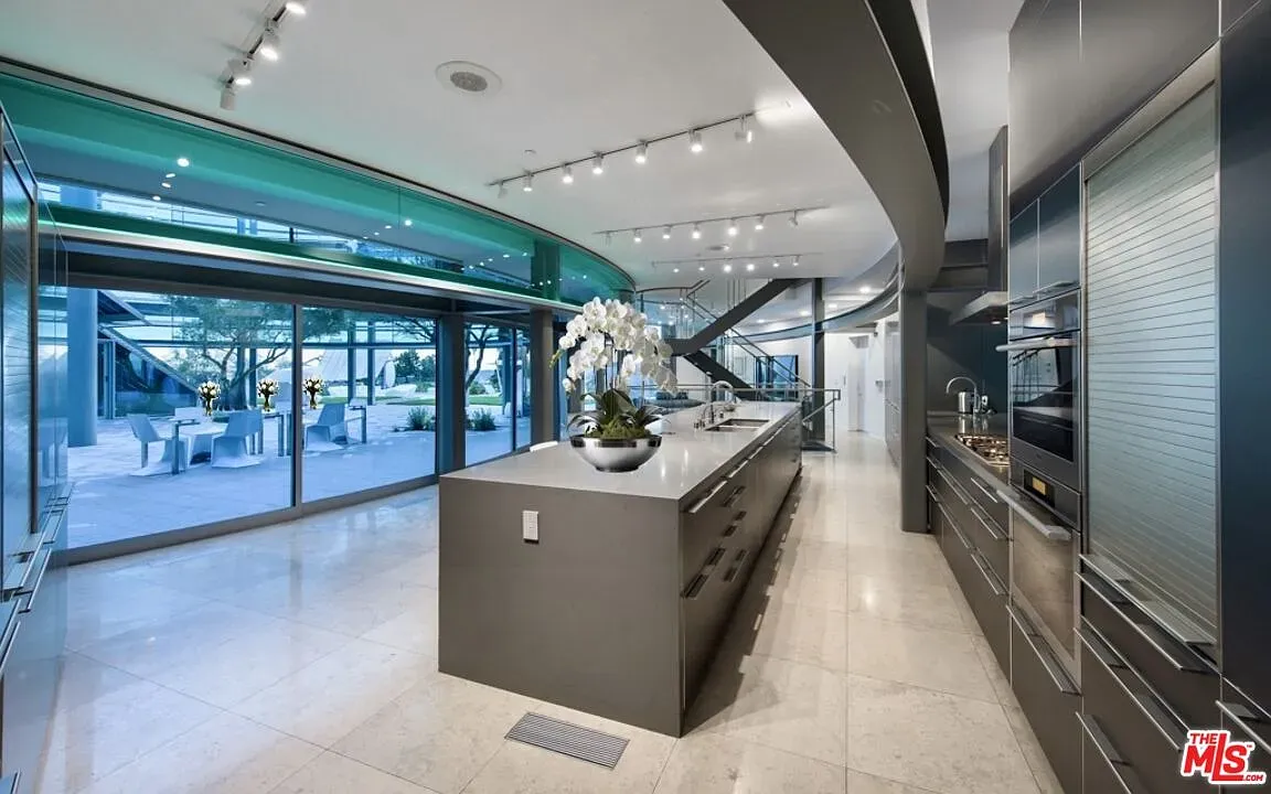 That stainless island is massive. Feels a chef’s stage.