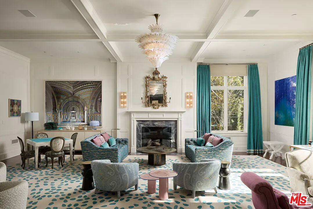 From this angle, the glass chandelier steals the room. Very gallery-like.