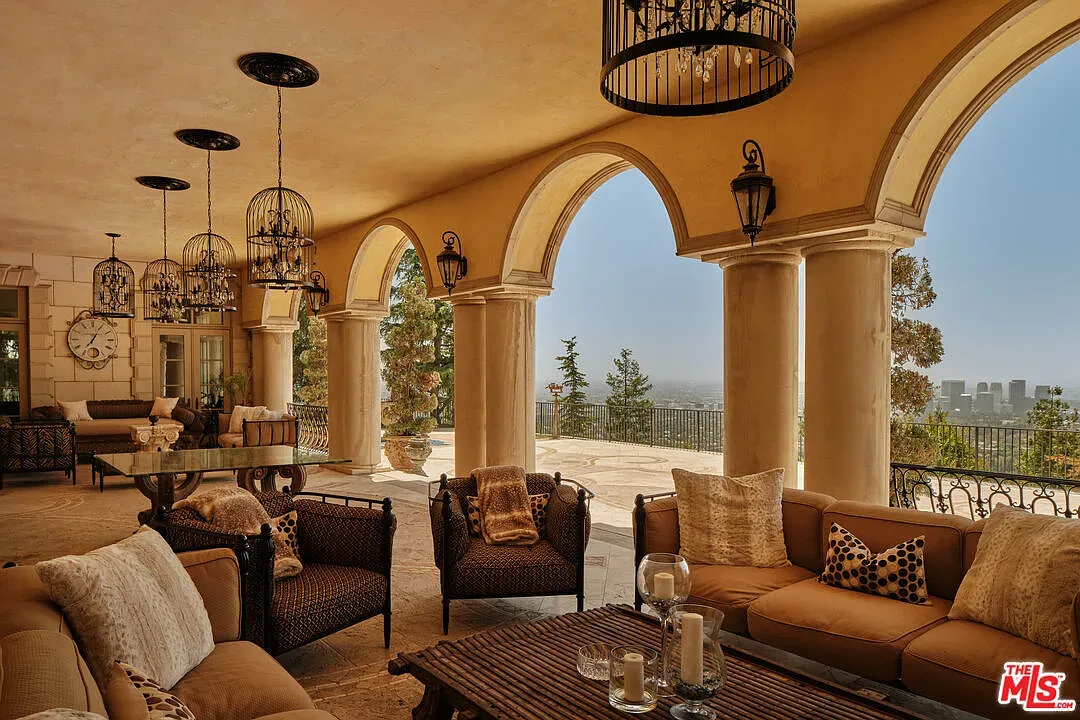 Here's the terrace run—arches frame the skyline perfectly. Breezy without feeling empty.