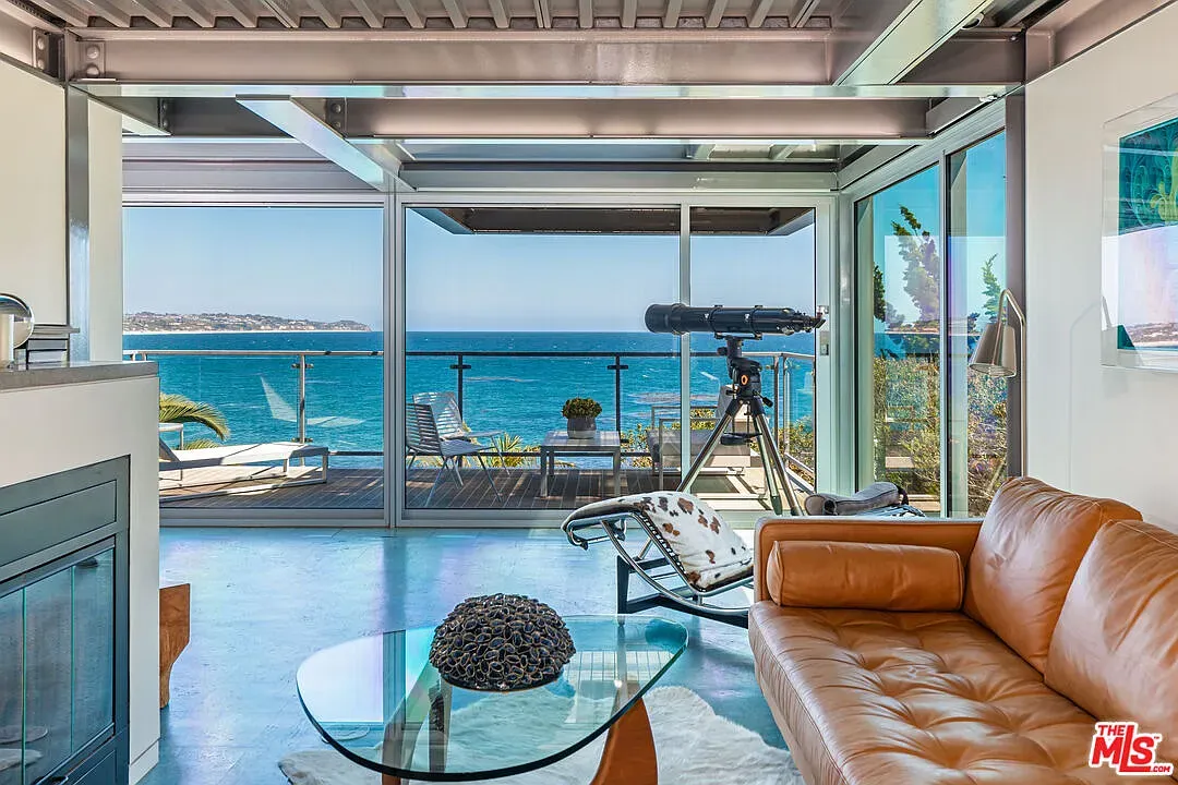 Whole wall is sliders. The ocean is basically the artwork.