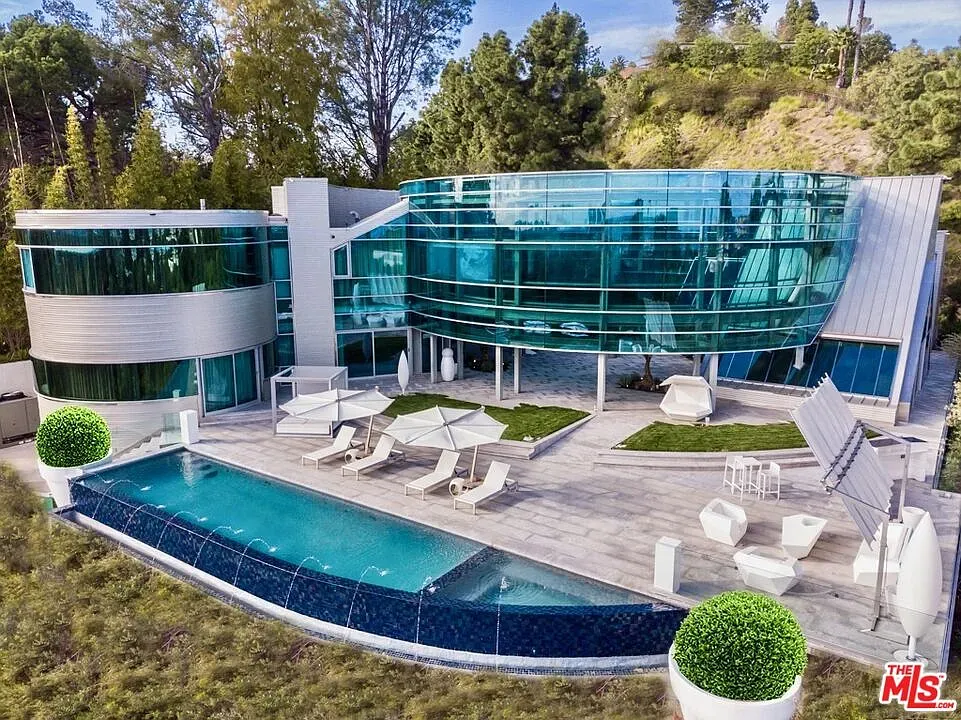 Curved glass facade has me. Feels a spaceship parked in the woods.