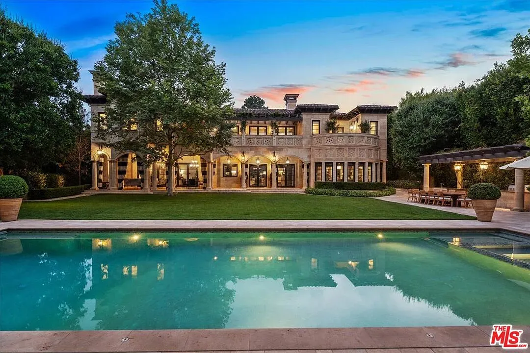 Sunset on those arches and stone. the whole place is glowing.