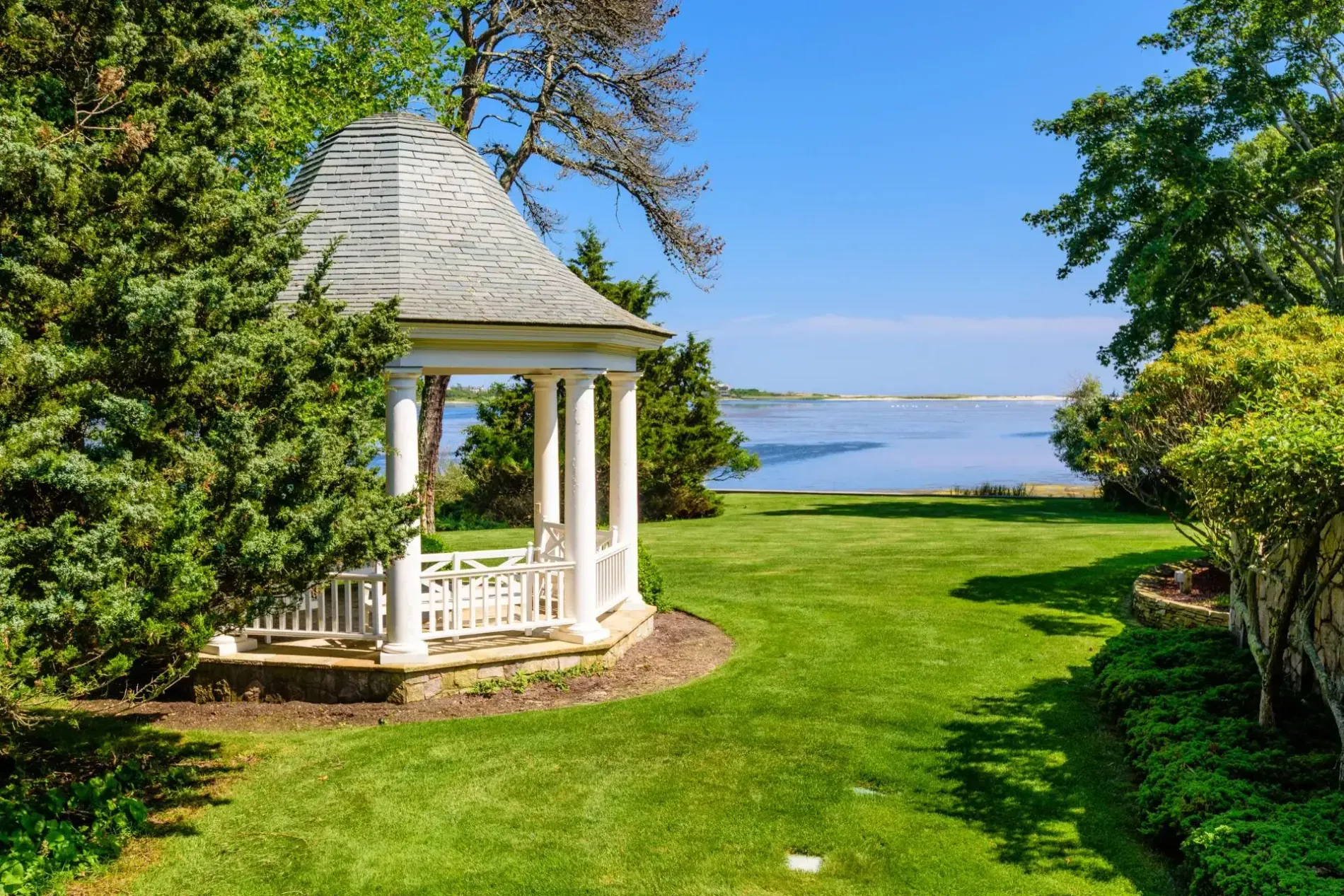 Garden gazebo moment. Looks a wedding photo factory. Bring lemonade.