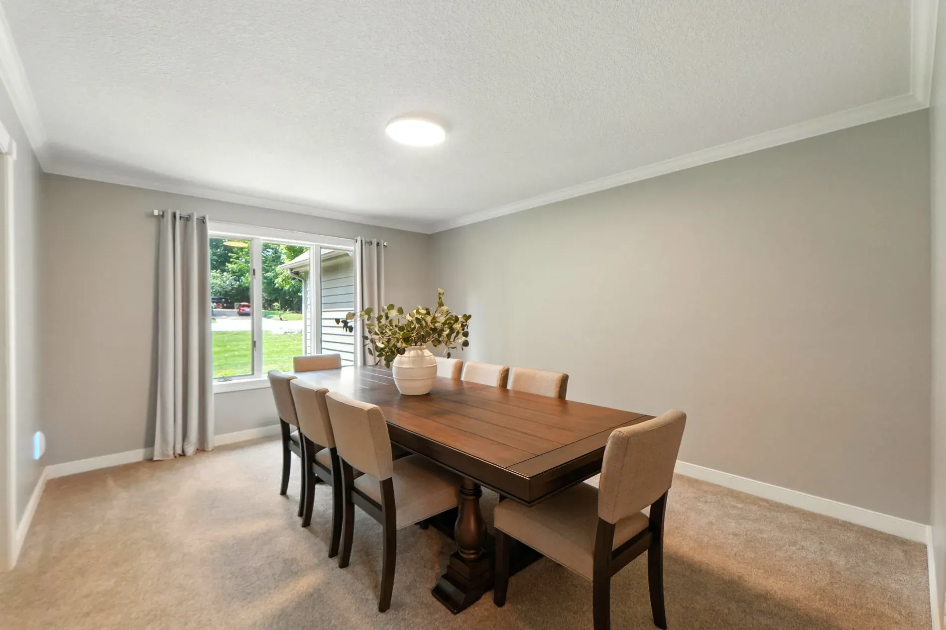 Carpet in dining — brave choice. Not sure about this combo. Crumbs, anyone?