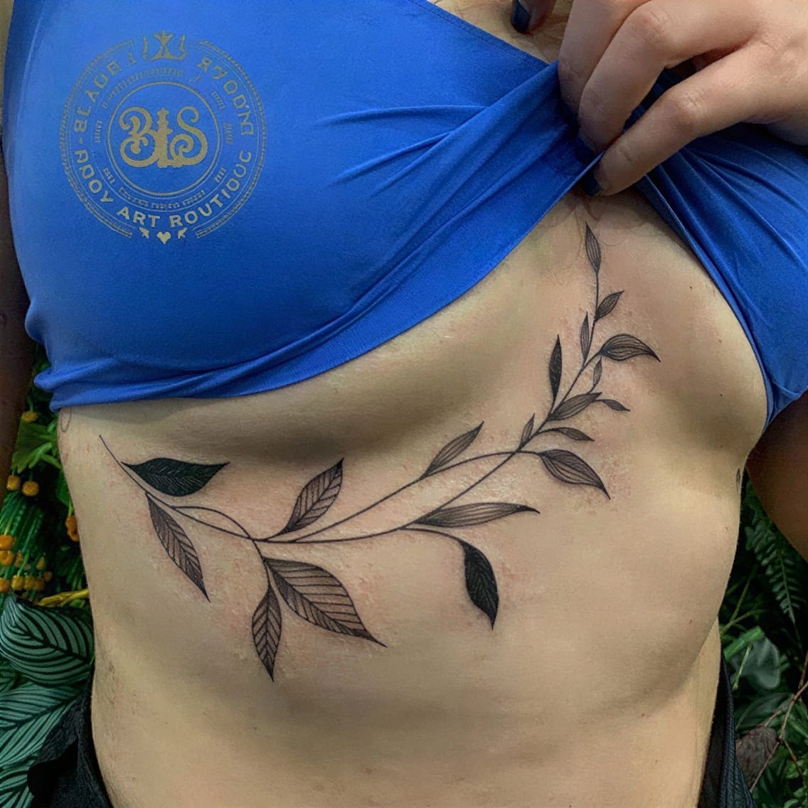 Side waist tiny vine that flatters curves
