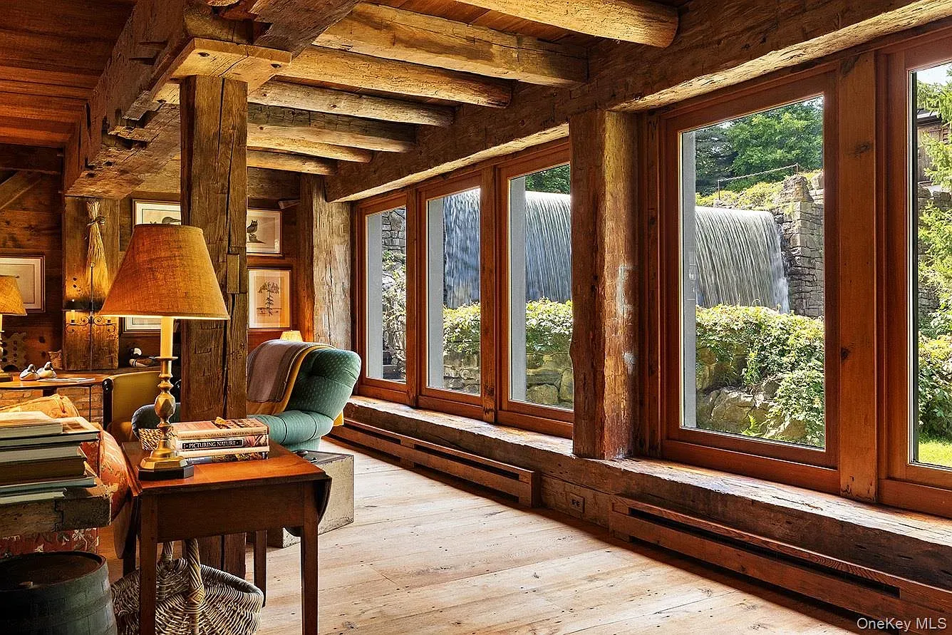 Last shot. vaulted beams and warm boards. From this angle, it feels grand.