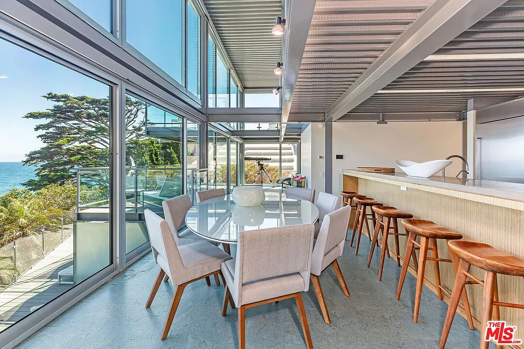 Dining table parked right on the view. Imagine long dinners here.