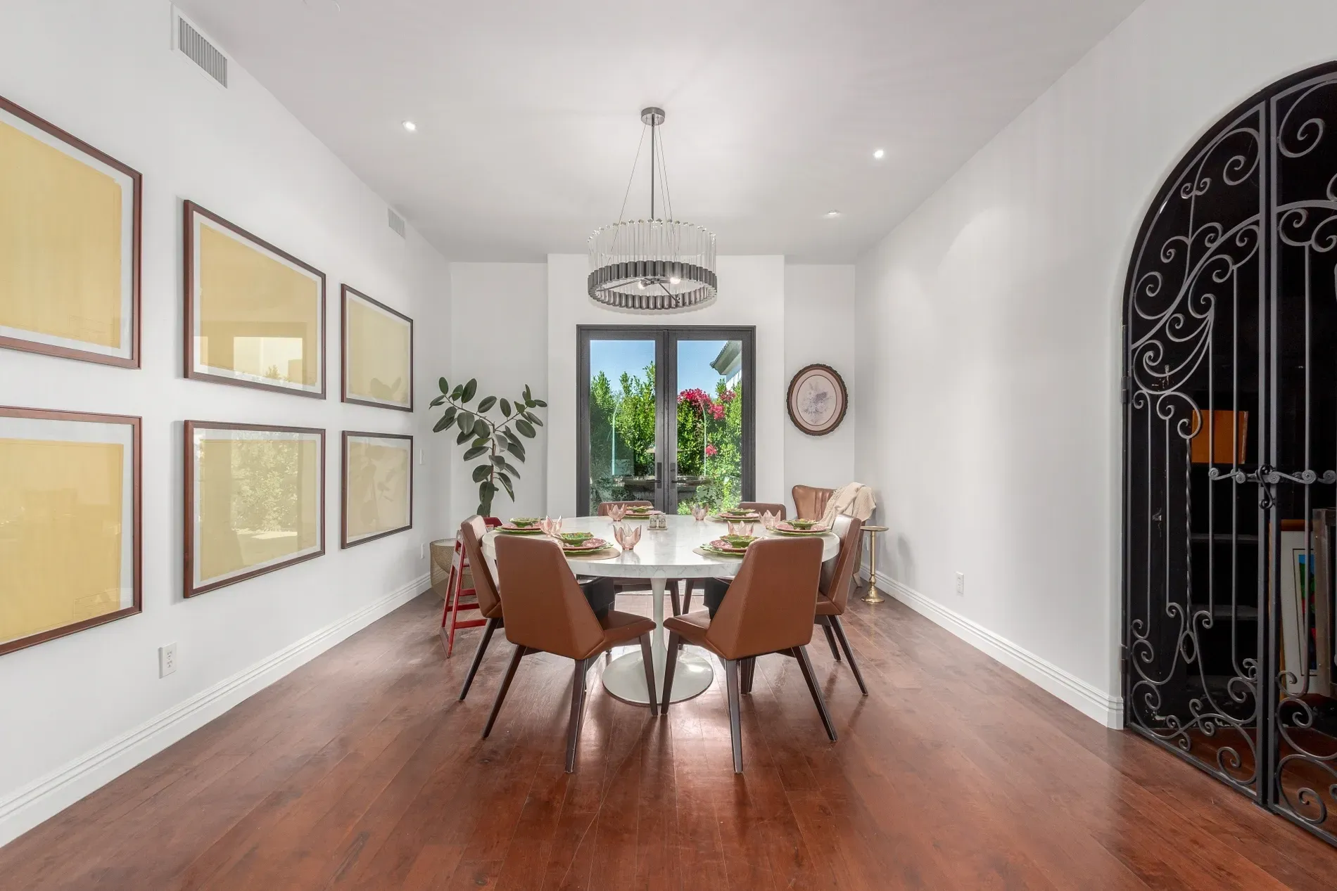 Dining space is simple. dark floors, soft walls, big light. Easygoing.