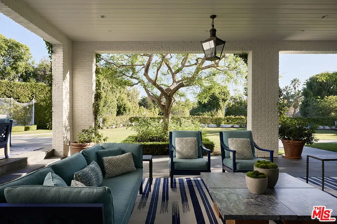 From this angle, the covered patio looks huge. Honestly, I'd live out here.