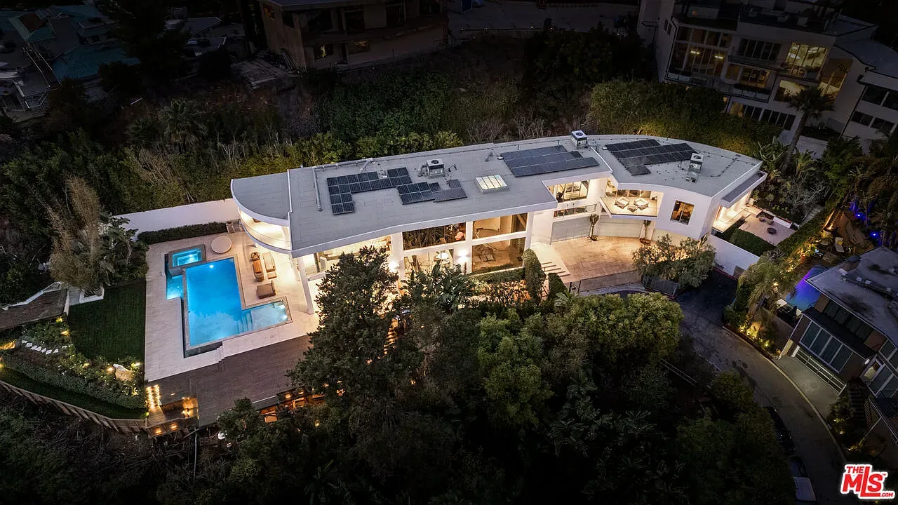 Minimalist white exterior again, big sliders blending inside and outside.