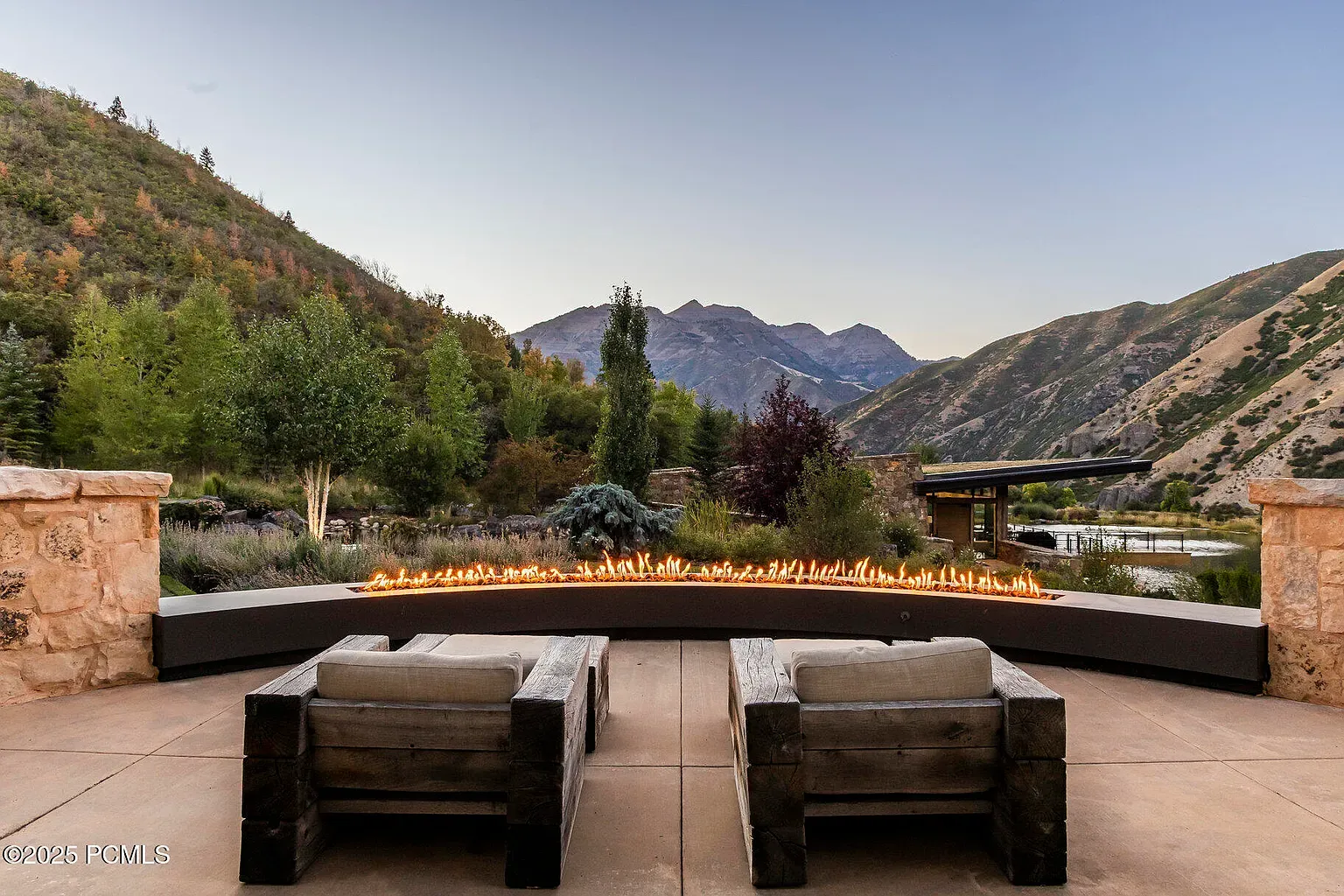 That long fire ribbon is wild. Curved bench looks prime s'mores zone.