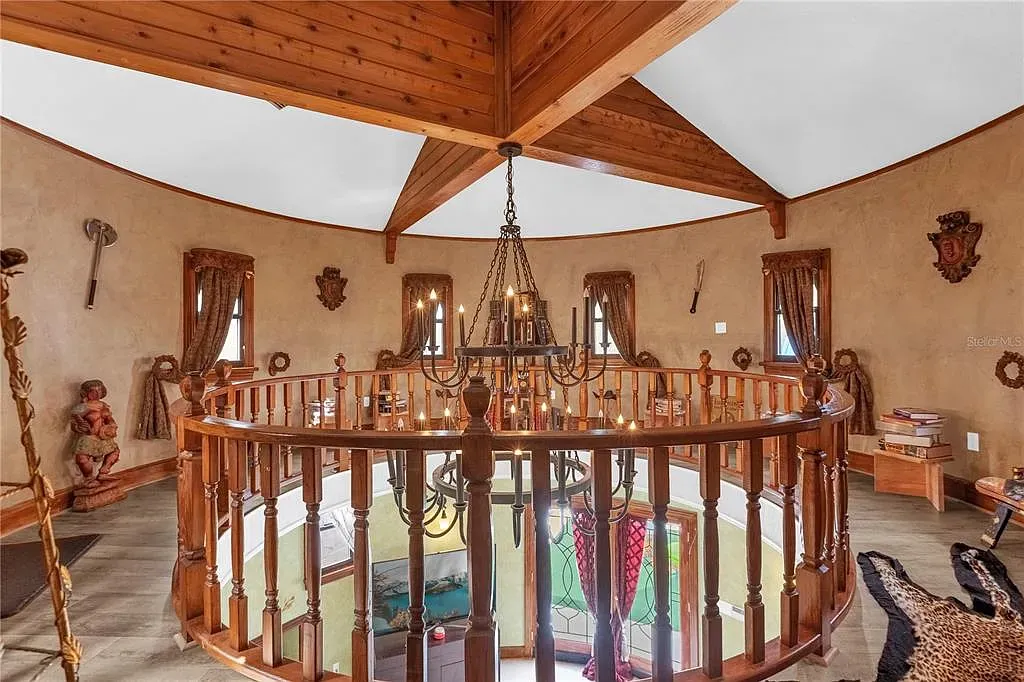 If you love wood beams, this circular room is your moment.
