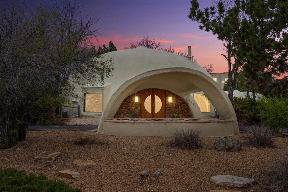 Dome house intro shot, rounded adobe and that little tunnel entrance.