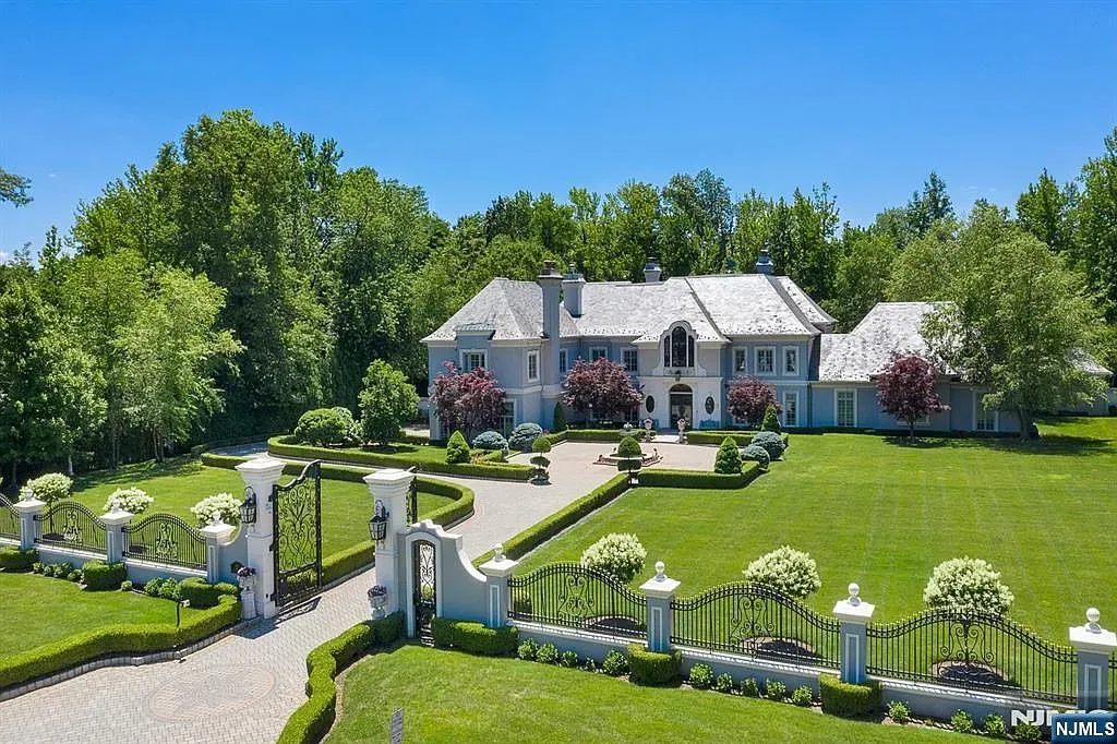 Here's the front—light gray facade, perfect hedges. Very stately.