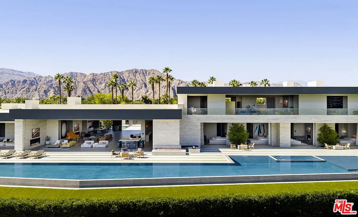 Glassy desert villa, low and sleek, all neutrals, lines for days.