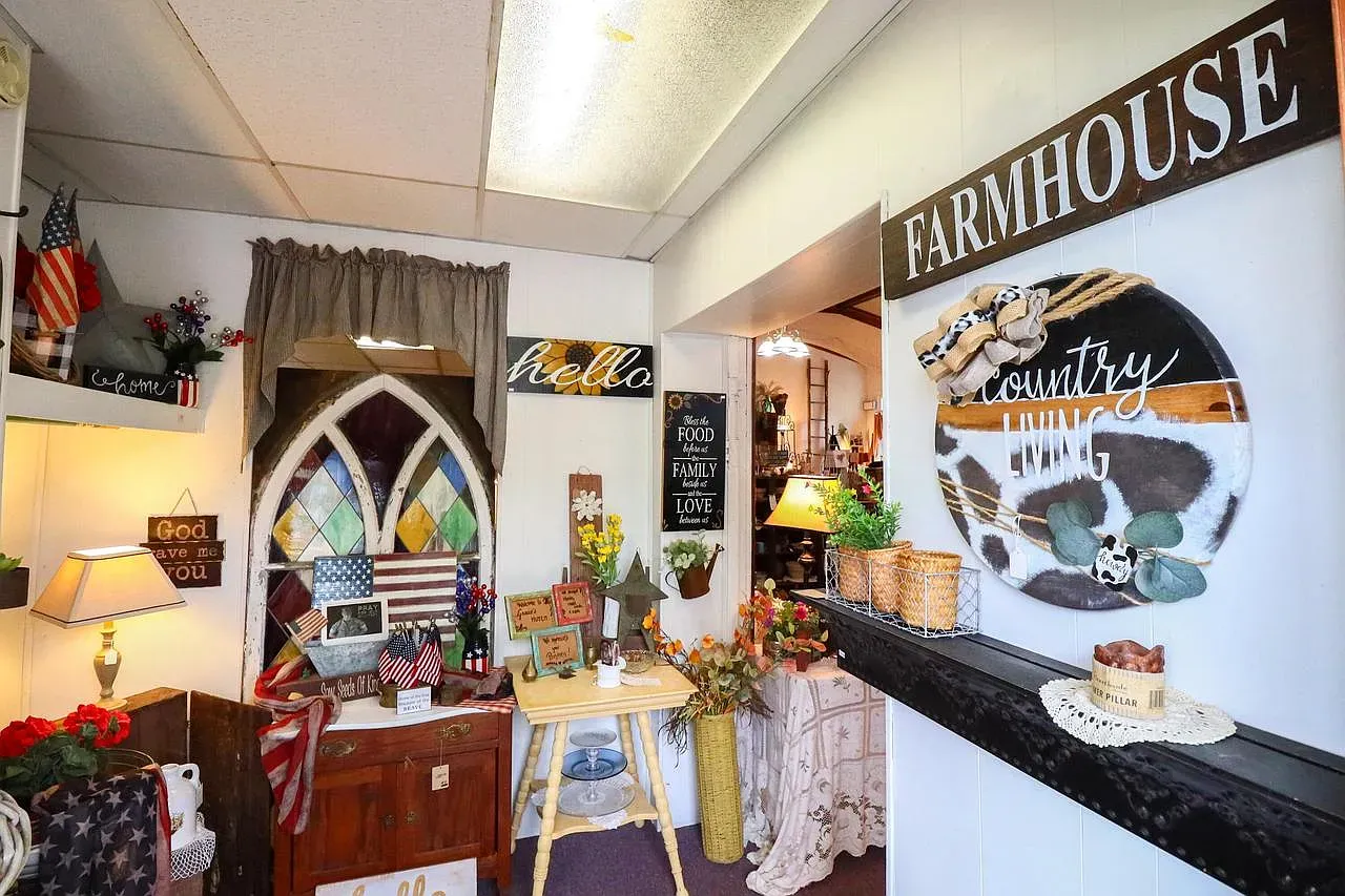 If you rustic farmhouse, this space nails the cozy palette.