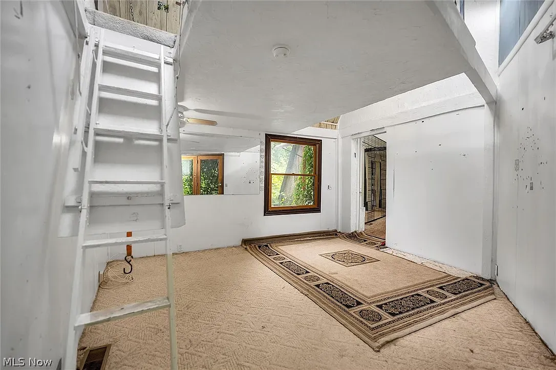 Simple, bright room. White walls, soft carpet, nothing to fight with your furniture.