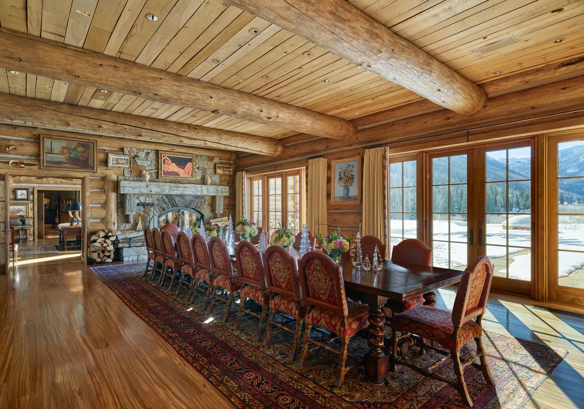 Dining room flex. polished logs, big table, art on logs. Cozy hosting.