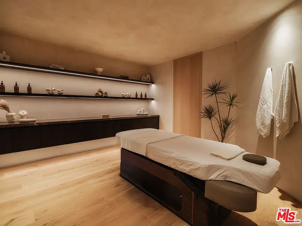 And then, spa room vibes—beige walls, wood table. I’d nap here instantly.
