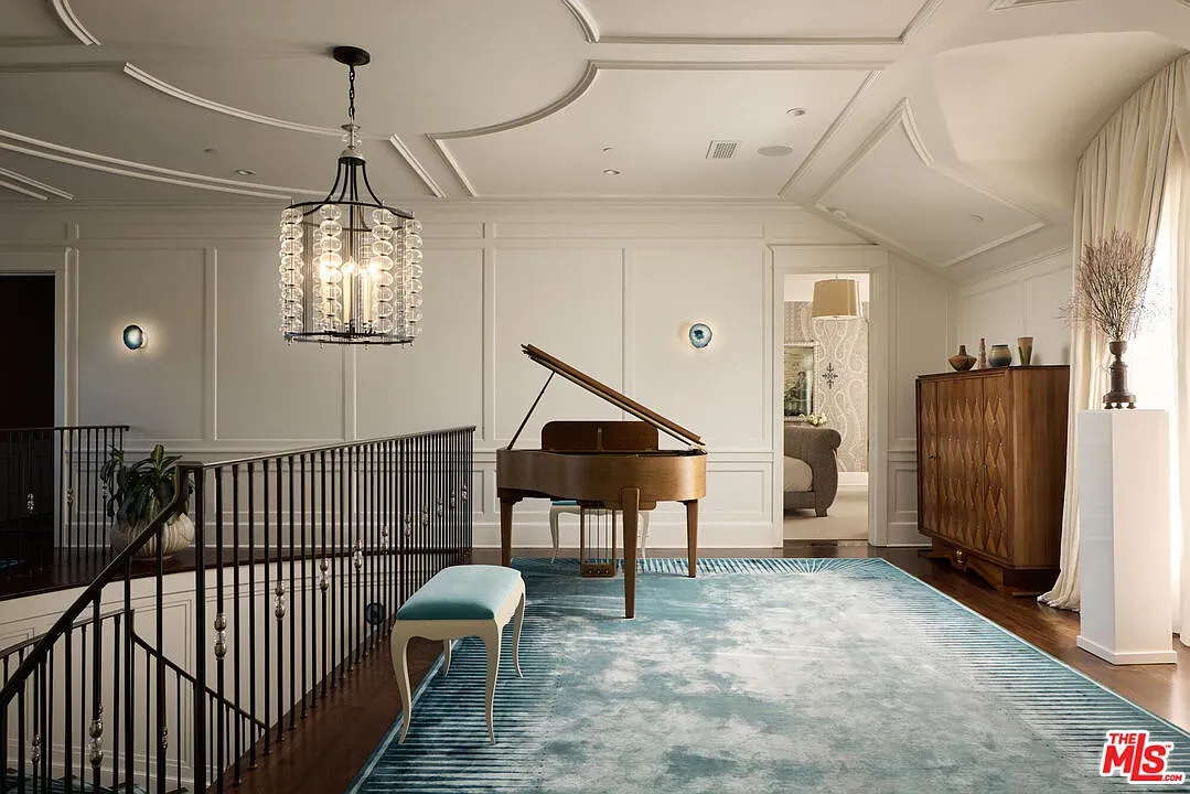 And then the entry pops with that light blue rug against dark floors. Nice contrast.