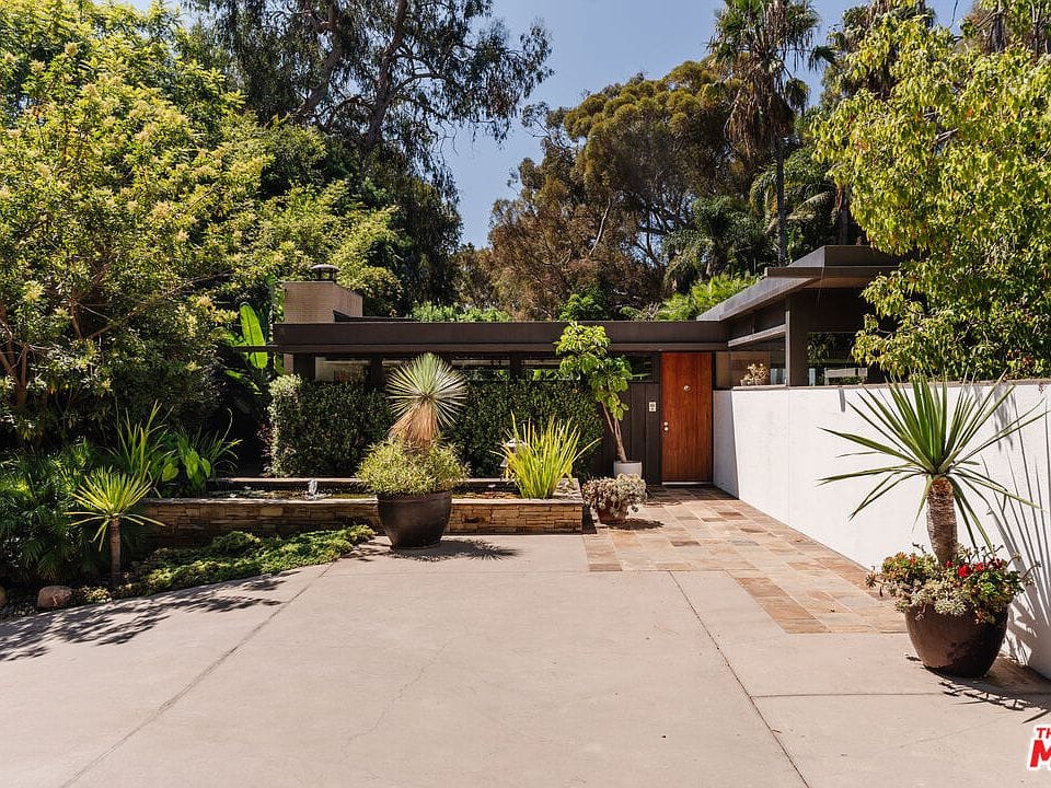 Lots of glass, warm wood door, clean lines. I'd click this listing.