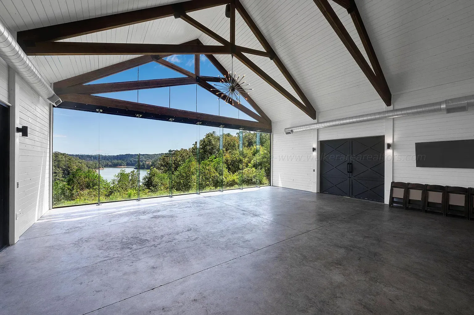 Another glass wall to the lake. Indoors feeling outdoorsy without the bugs.