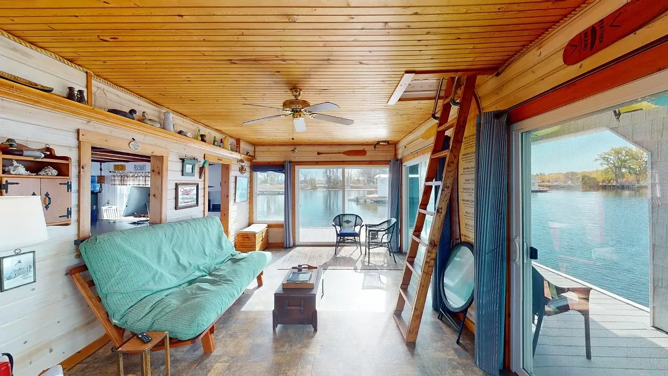 Ceiling planks plus that lake view. I’d never leave this room.
