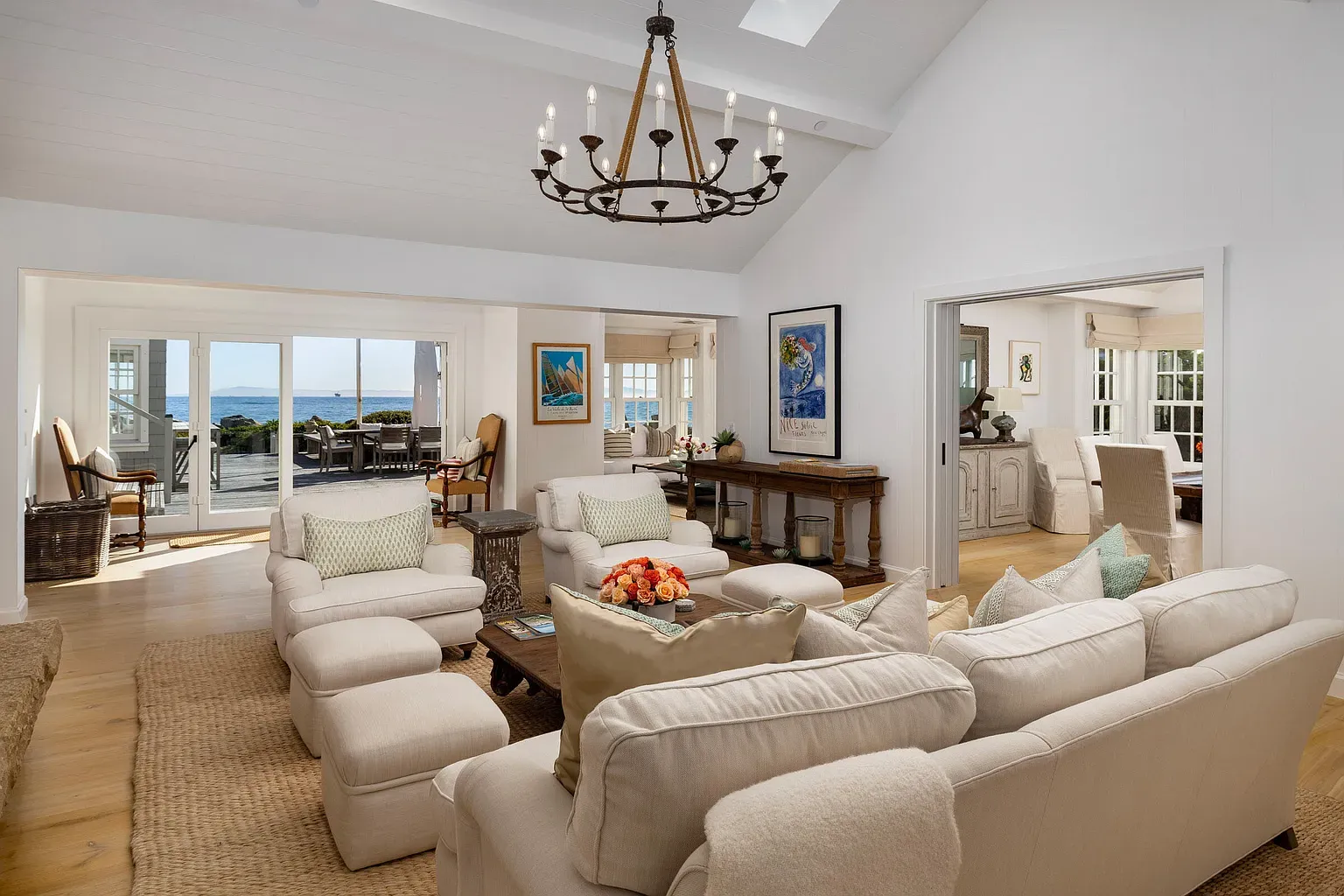 High ceilings, beams, big windows. Everything is just bright and easy in here.