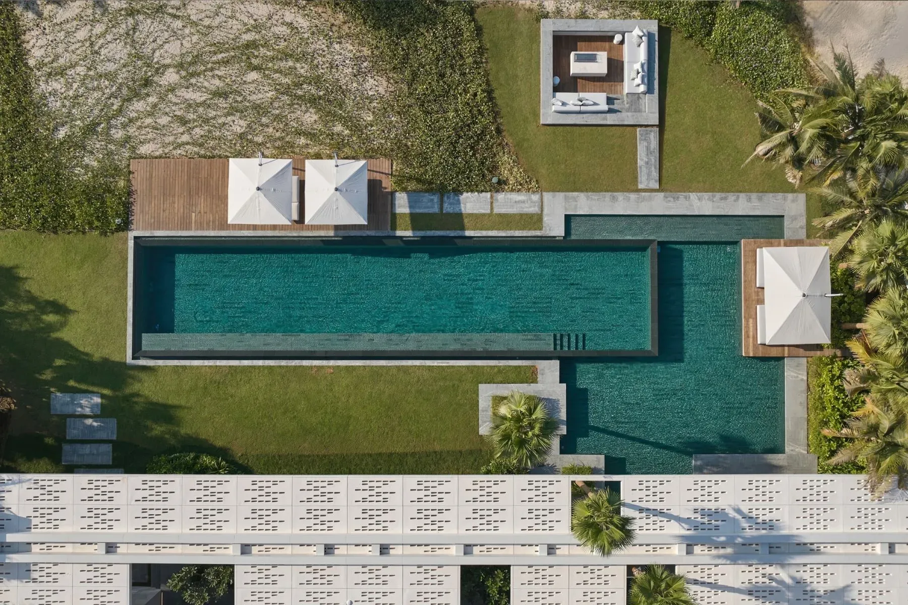 That crisp rectangle pool with gray decking. Very magazine.