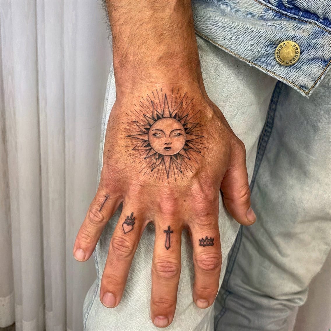 Minimal Sun to Brighten Your Hand