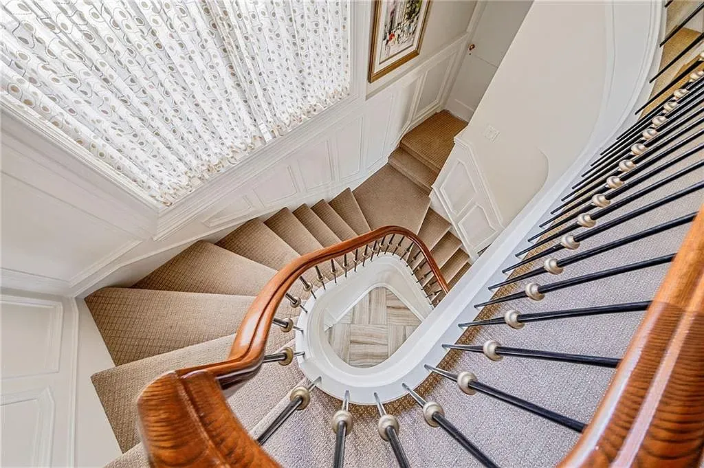 From this angle, the curve feels grand without being obnoxious.