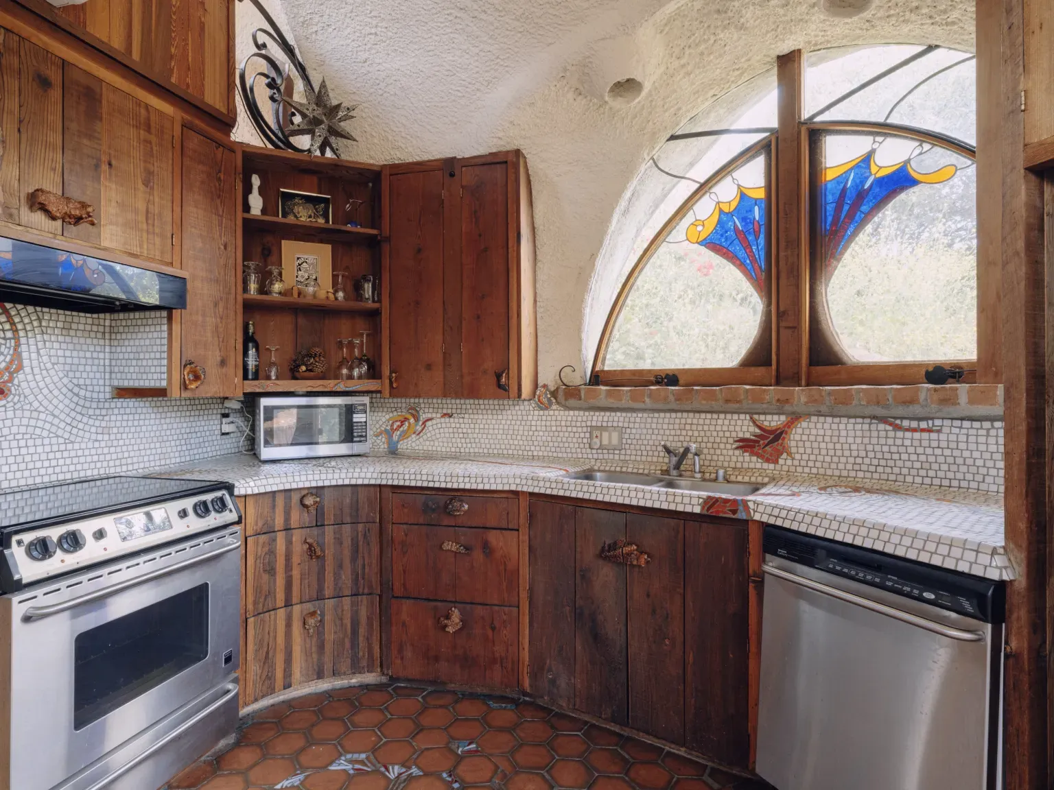 Kitchen caves and curves. Chunky wood cabinets, cozy little nook vibes.