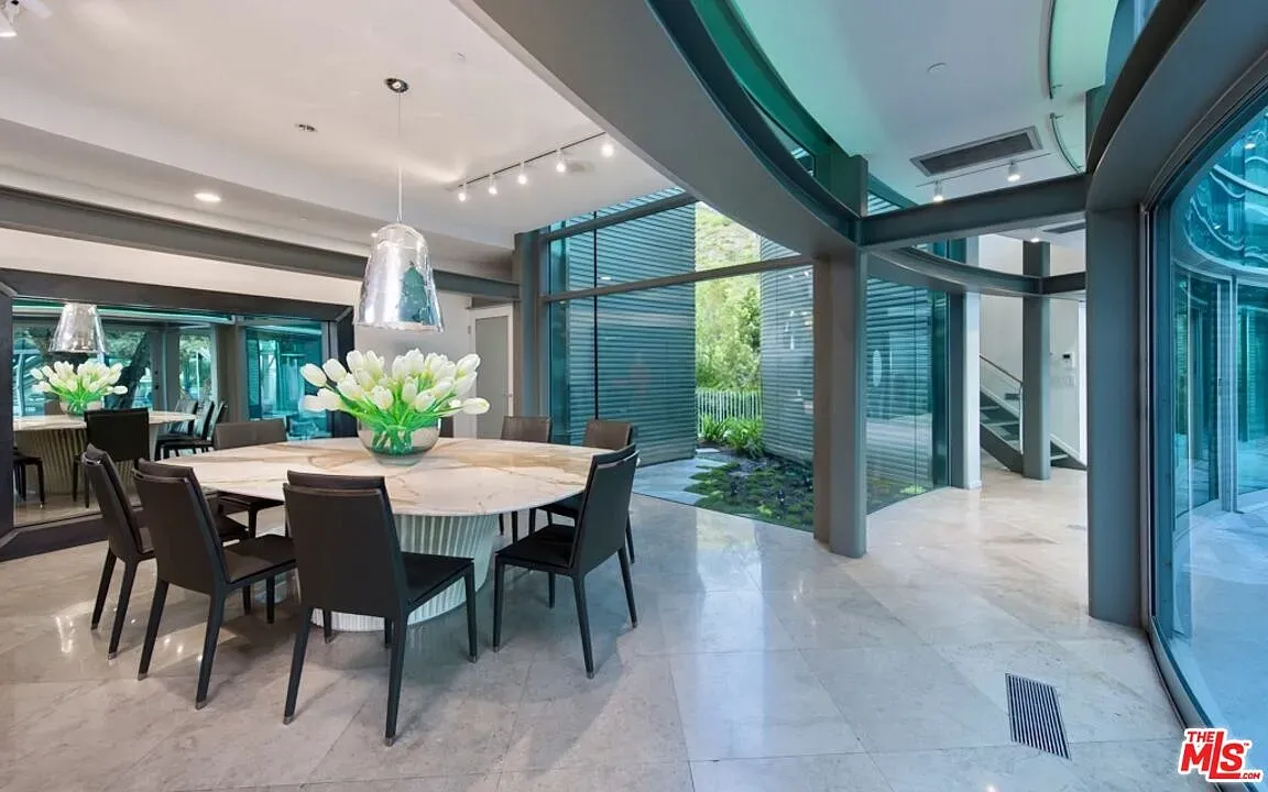 Round table moment. Six black chairs, and the patio’s right there.