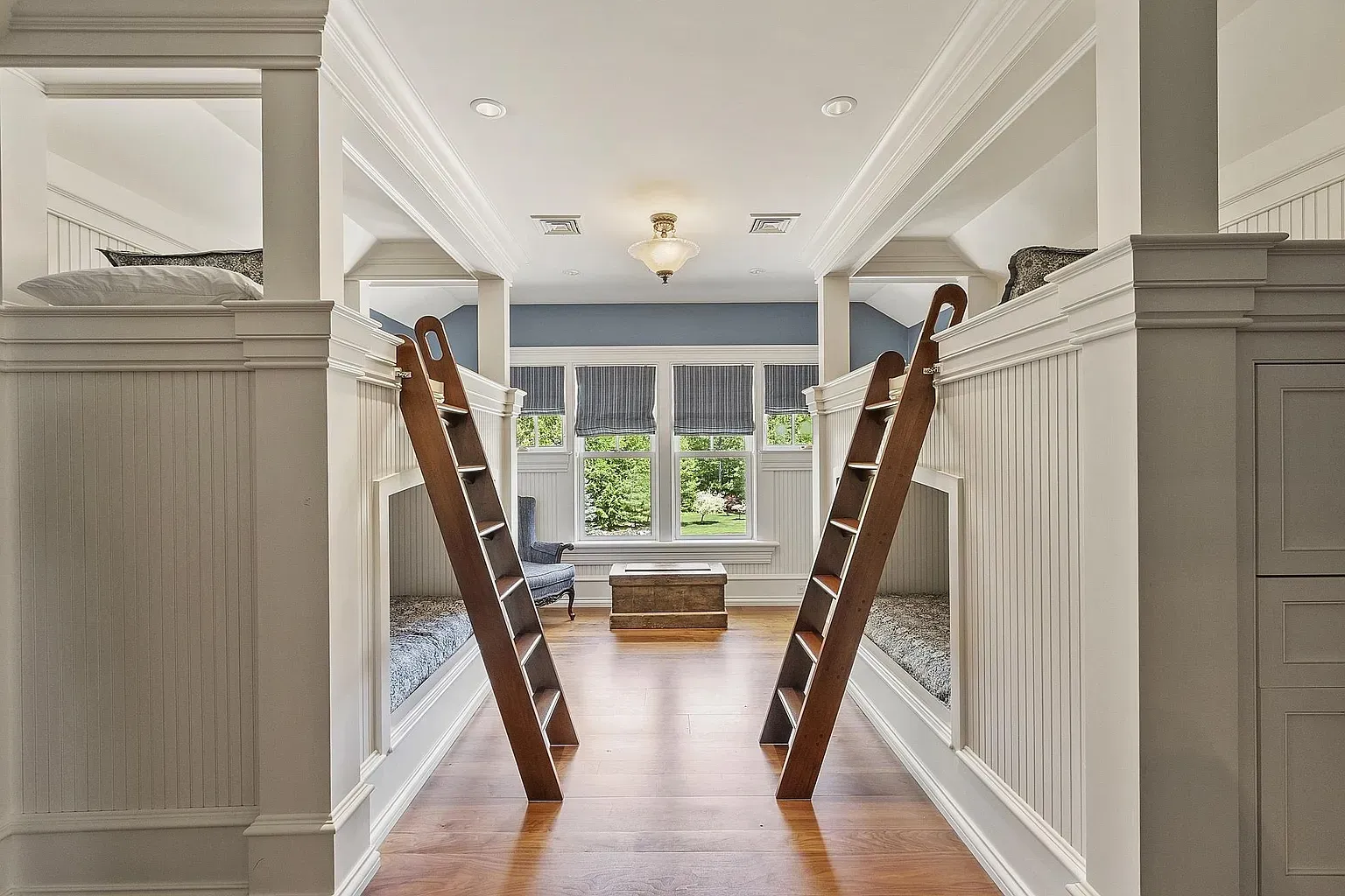 Built-in bunks and white paneling—sleepover central.