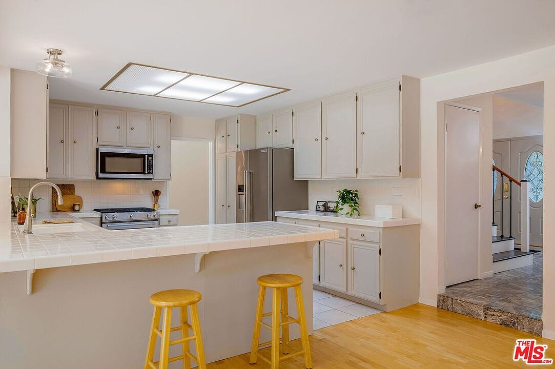 Kitchen breakfast bar with two wooden stools
