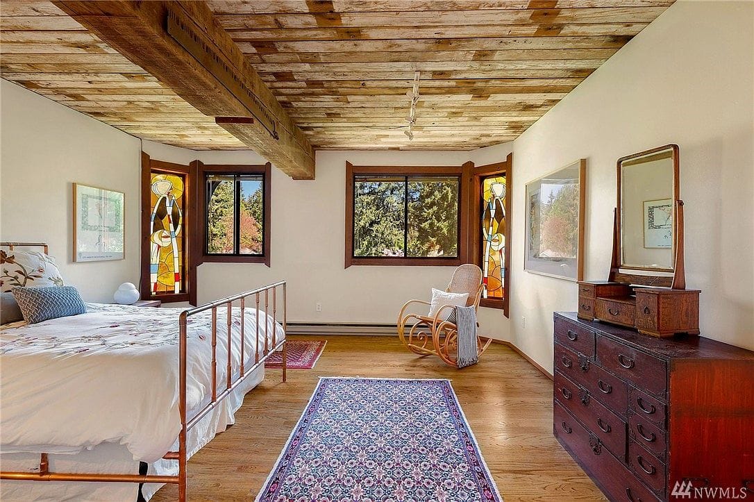 Bedroom, corner window with stained glass