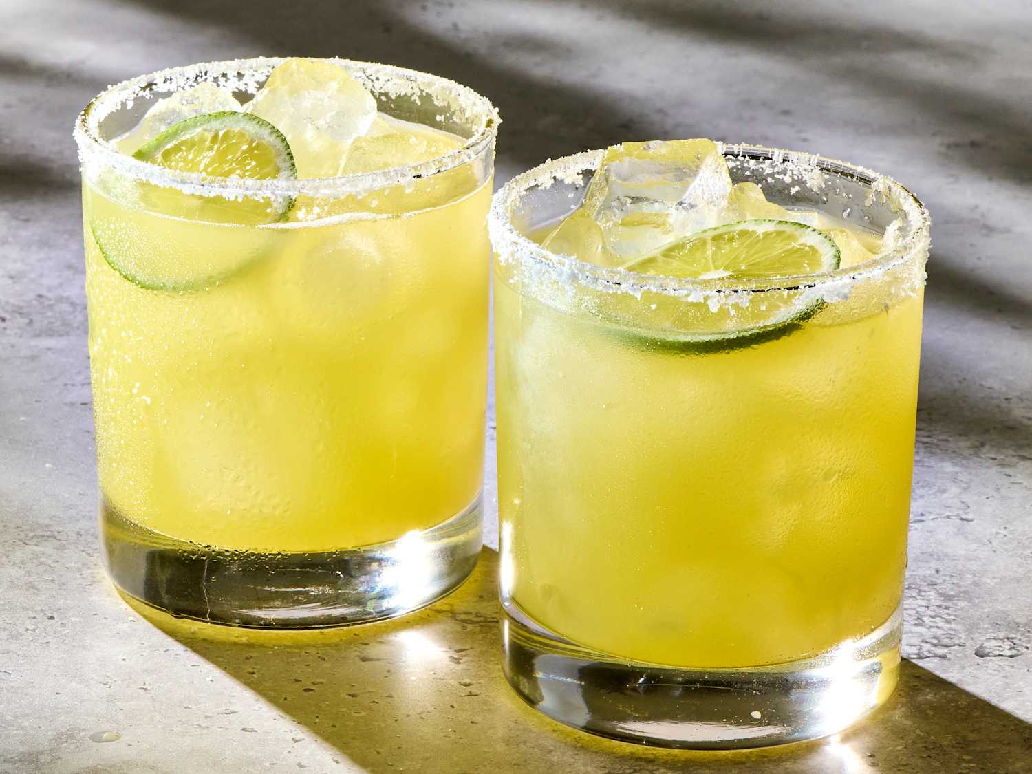 a skinny margarita with fresh lime slices